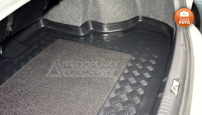 Vana do kufru přesně pasuje do zavazadlového prostoru modelu auta Mitsubishi Lancer 4D 2007-